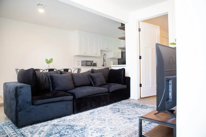 🐶🐱 friendly Apt E: 3-mins from Plaza District - Image 1