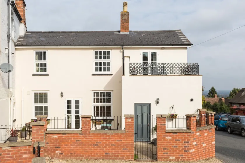 Fabulous 3 Bed Apartment with Private Courtyard - Image 1