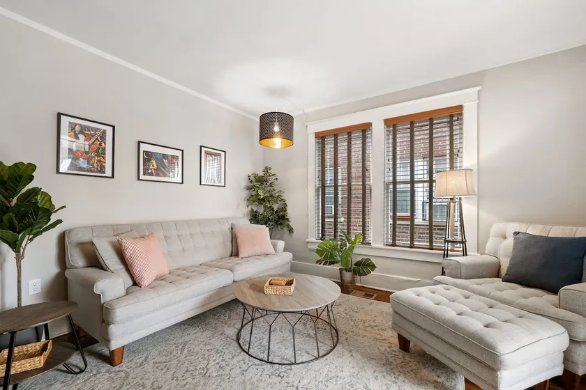 Midtown 2-Bedroom 1,000 sqft Apartment - Image 1
