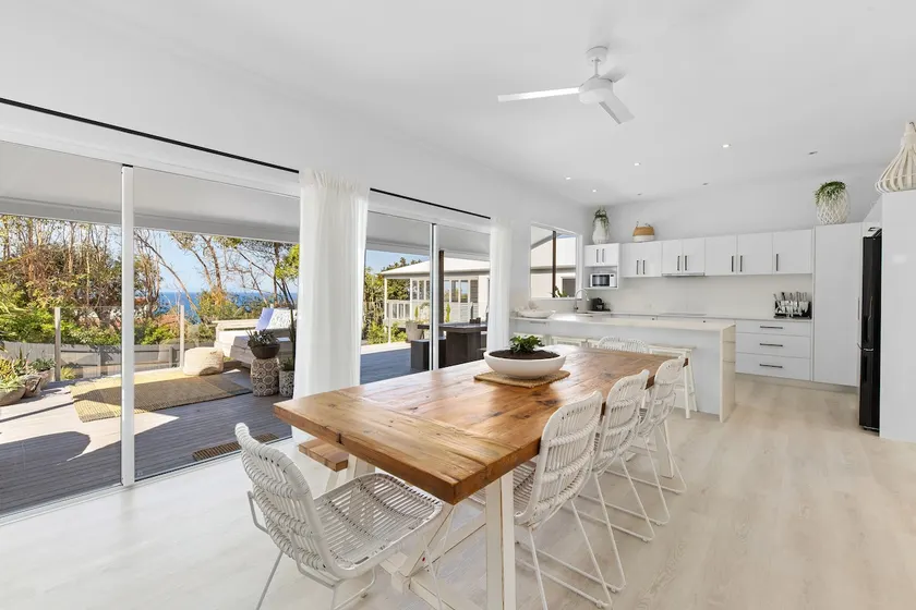 WHITE BEACH HOUSE High on Belmore, PETS welcome - Image 1