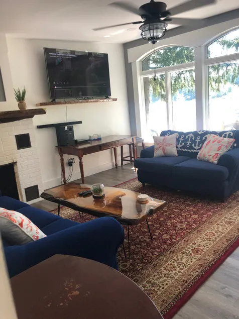 Lake front house - Image 1