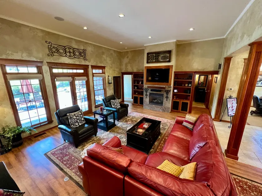 Bella Vita Estate Luxury Home With Hot Tub on Golf Course - Image 1