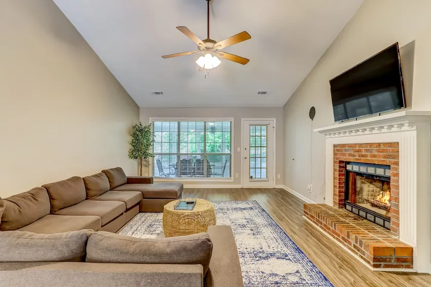 ★Lawrenceville, NO stairs, 4br, sleeps 11!★ - Image 1