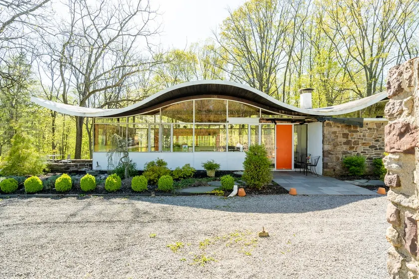 ”The Wave Lambertville”, iconic mid-century home - Image 1