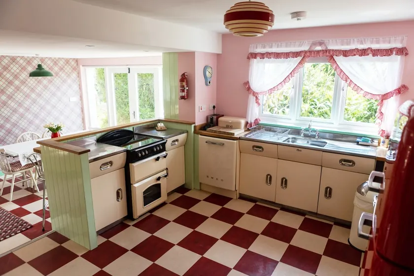 1950's style Cornish coast Bungalow - Image 1