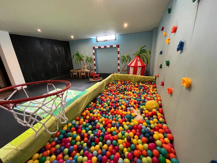 Country house with children - Image 1
