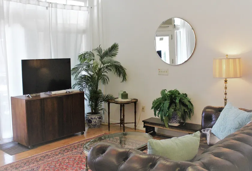Vintage Storefront Studio: Uniquely Charming Stay - Image 1