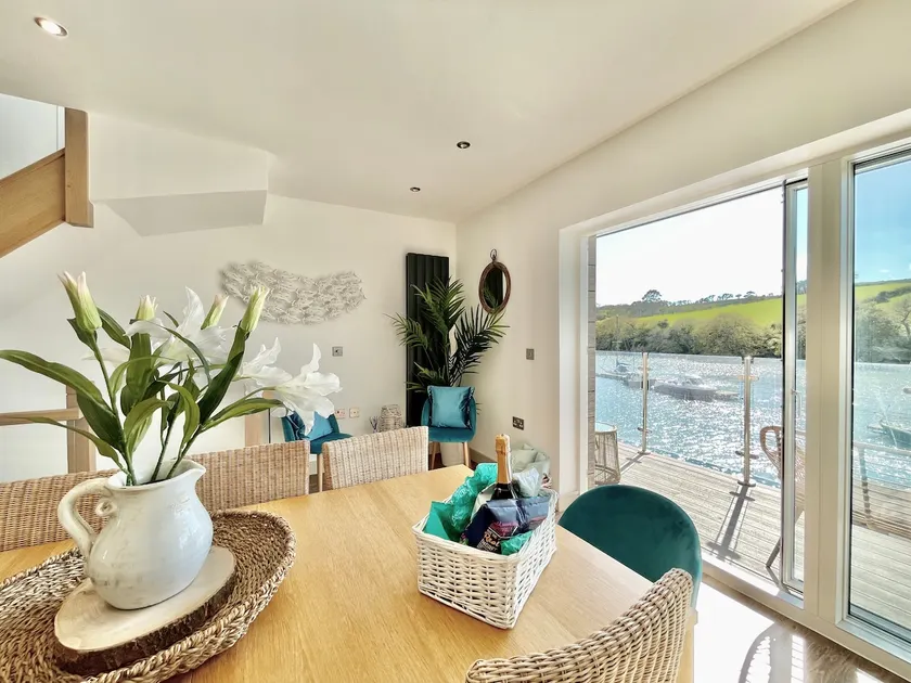 3 The Boatyard - Luxurious waterside 4 bed townhouse, lift, parking - Image 1