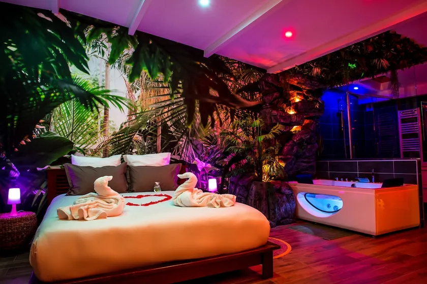 JUNGLE ♥︎ Secret Suite ♥︎ HOT TUB ♥︎ - Image 1