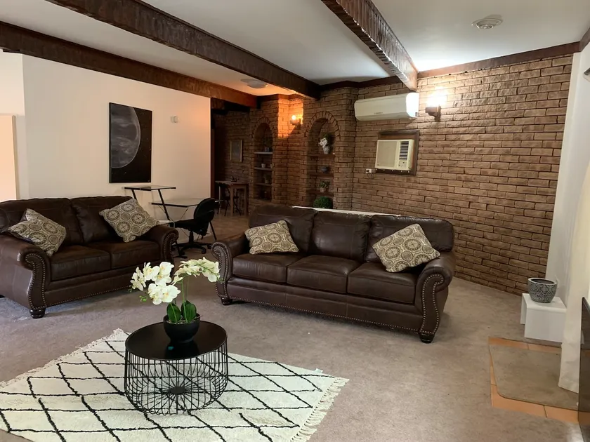 Adorable 1-bedroom place equipped with kitchen - Image 1