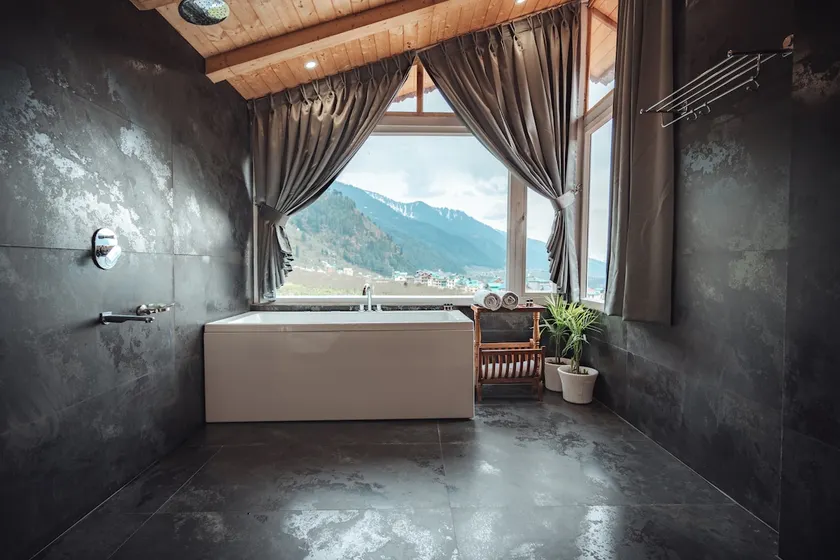 Luxury 2Bedroom Jacuzzi private Cottage Suite - Image 1
