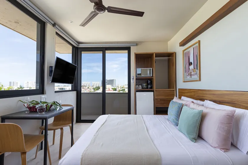 Hotel-Style Suite w/Private Pool & Rooftop View - Image 1