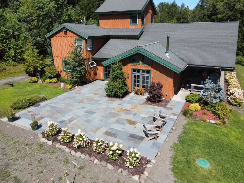 Huge Country Estate with ponds and hiking trails - Image 1