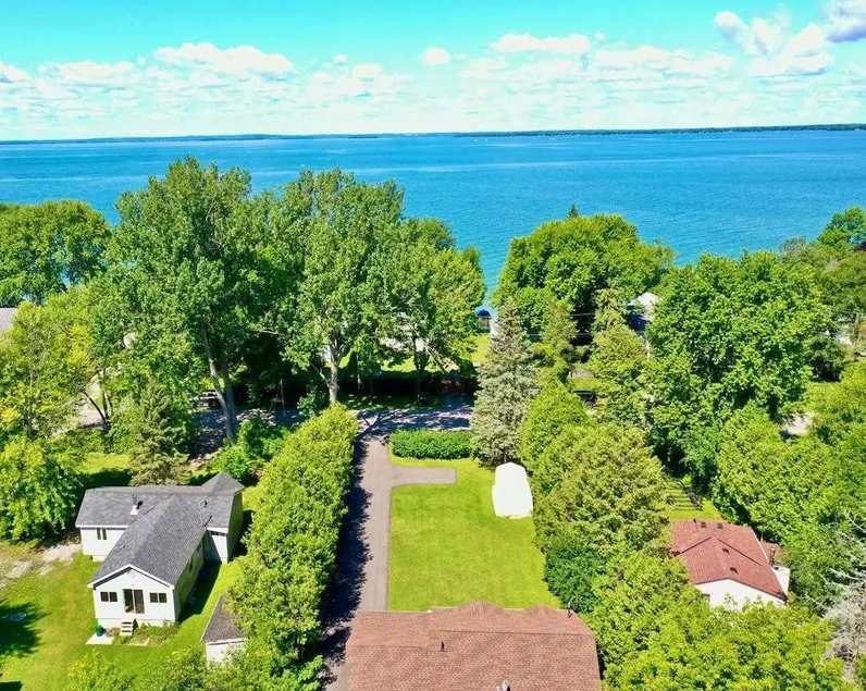 3bdrm Cottage at Lake Simcoe - Image 1