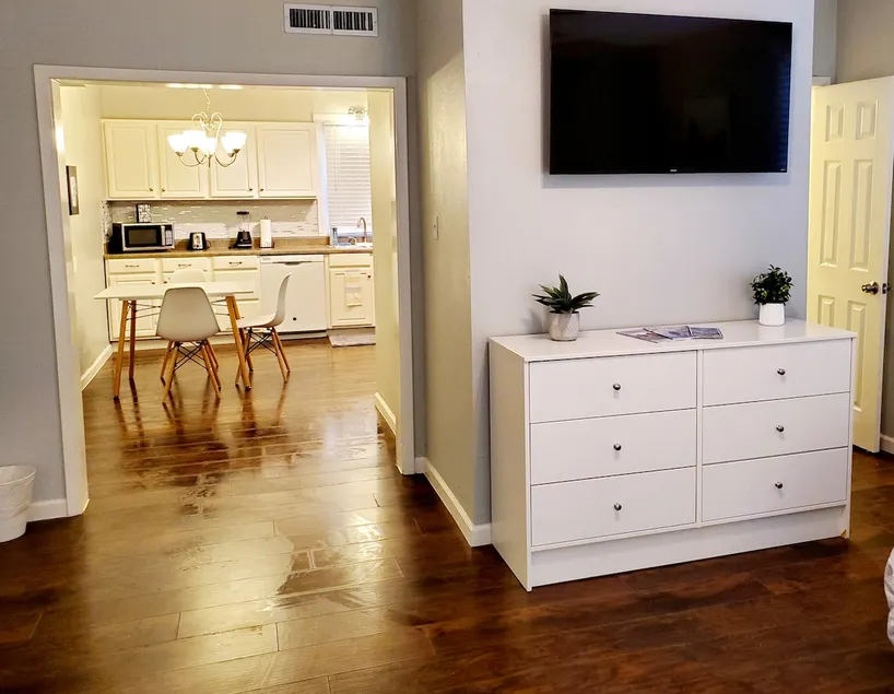 Modern 1 bd Apartment Minutes from Denton Square - Image 1