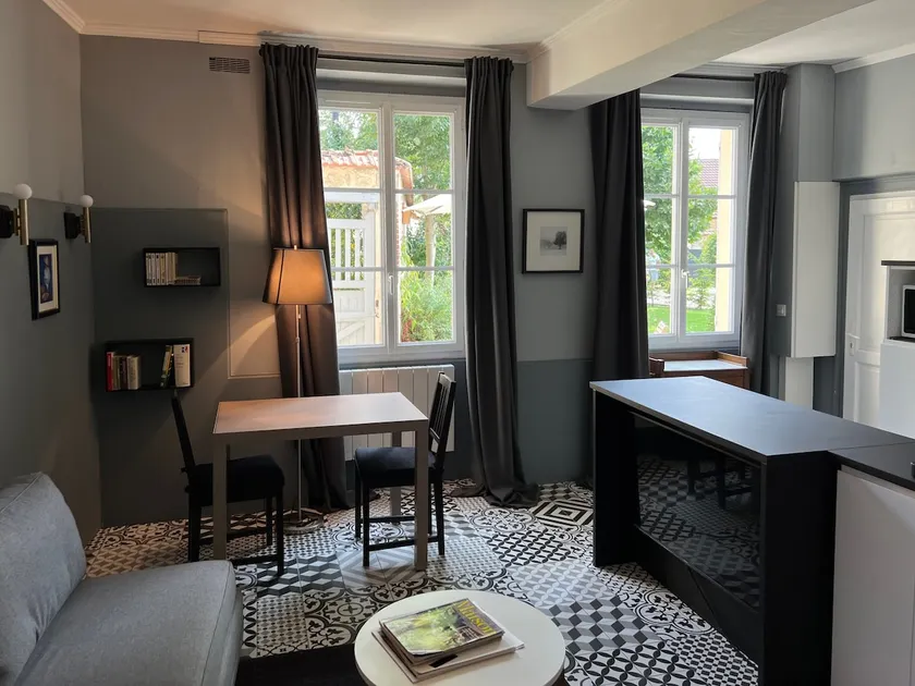Garden apartment in village house - Image 1