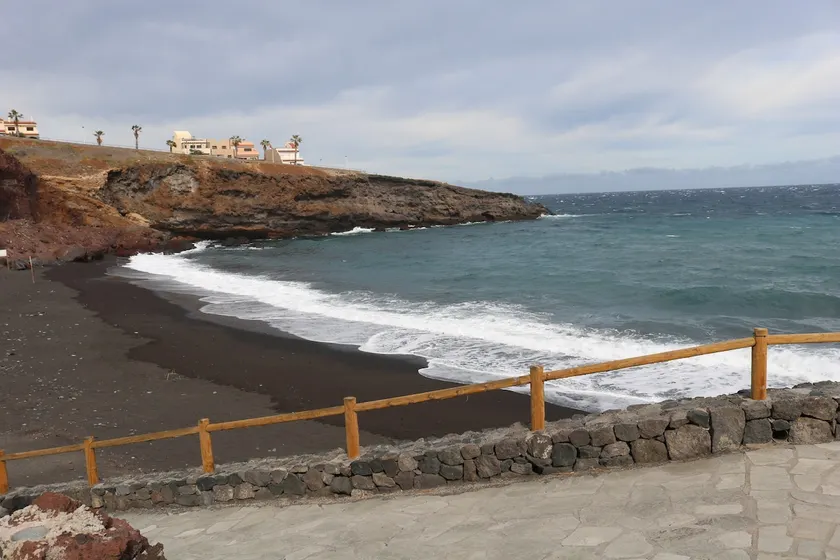 Apartment on the beach and ocean sounds - Image 1