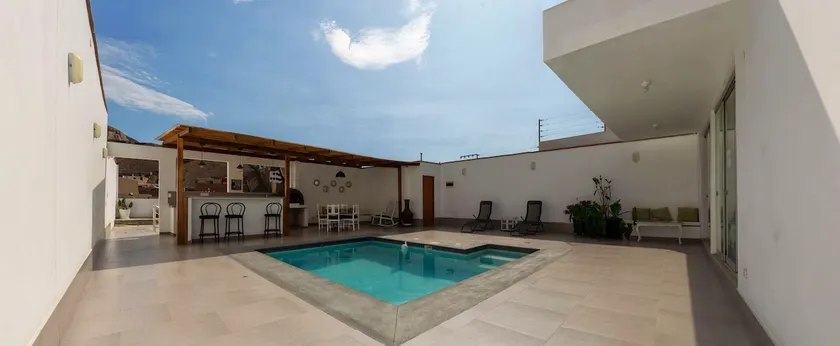 City home with pool, bbq, pizza oven, amenities - Image 1