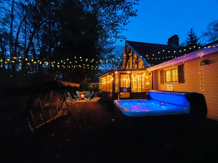 Spacious Getaway / Walk to POOL & BEACH, Hot tub - Image 1