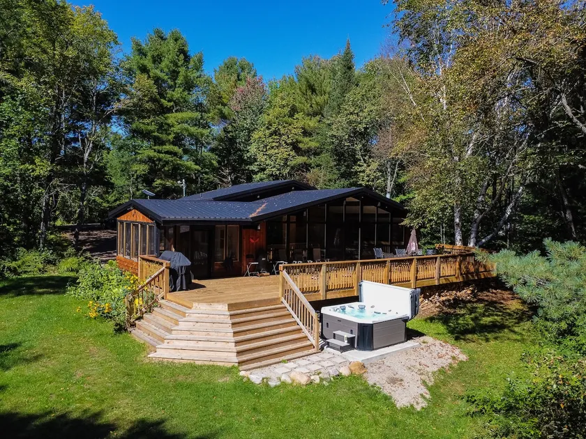 Red Cedar Chalet on Brady Lake (Sauna and hot tub) - Image 1