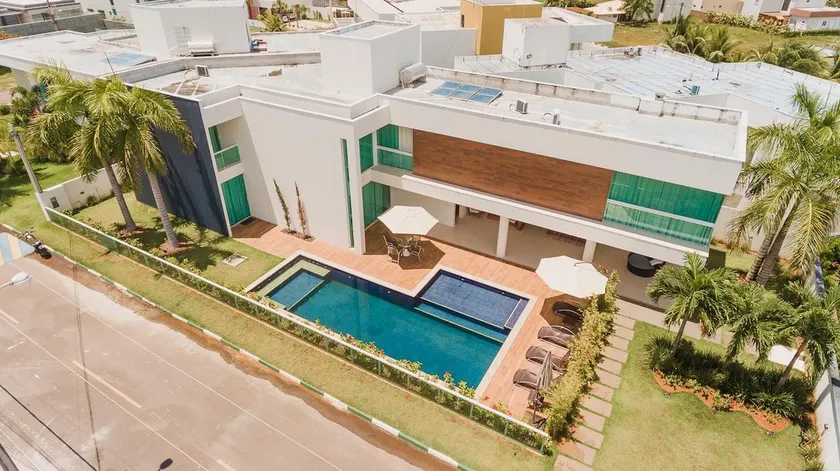 High-End House with 8 Air-Conditioned En-Suite Bedrooms – Guarajuba - Image 1