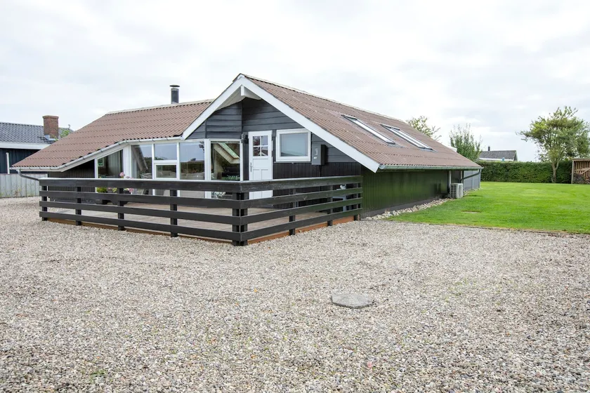 Cozy cottage close to a good beach - Image 1