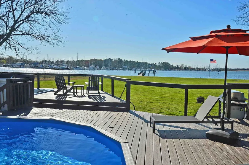Waterfront w/private pier, pool, Hot Tub, kayaks and in town. - Image 1