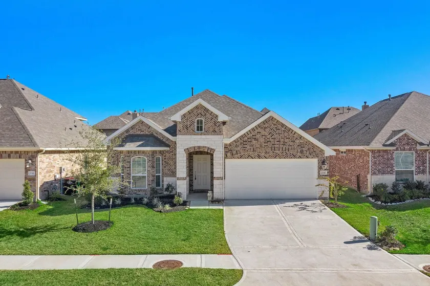 New Home in Kingwood with Open Space - Image 1