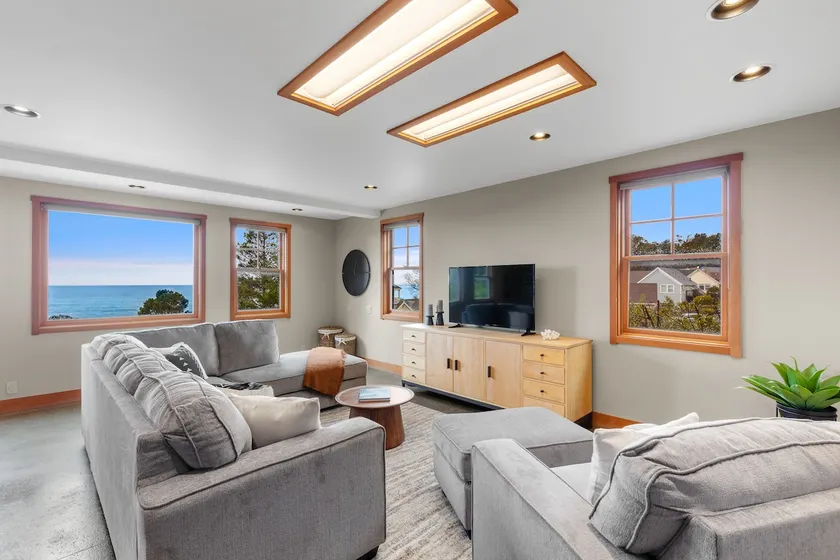 Modern condo w/ ocean views, walk to restaurants - Image 1