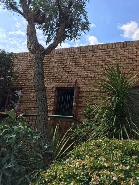 Surrey House-homely and close to Preller walk - Image 1