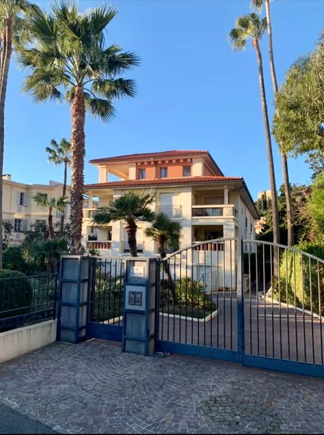 Sunny apartment with big garden in quiet centre - Image 1