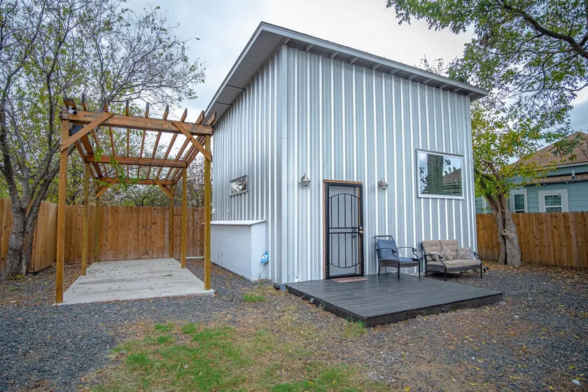 Guest House with Loft Near Downtown - Image 1