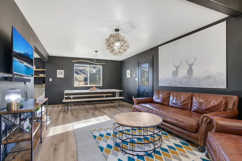 The Mountain House at Thistle & Pine. 152 Acres! - Image 1