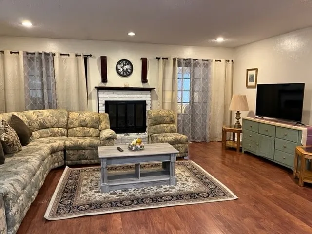 *Enjoyable* 4 BR 2 BA - Image 1