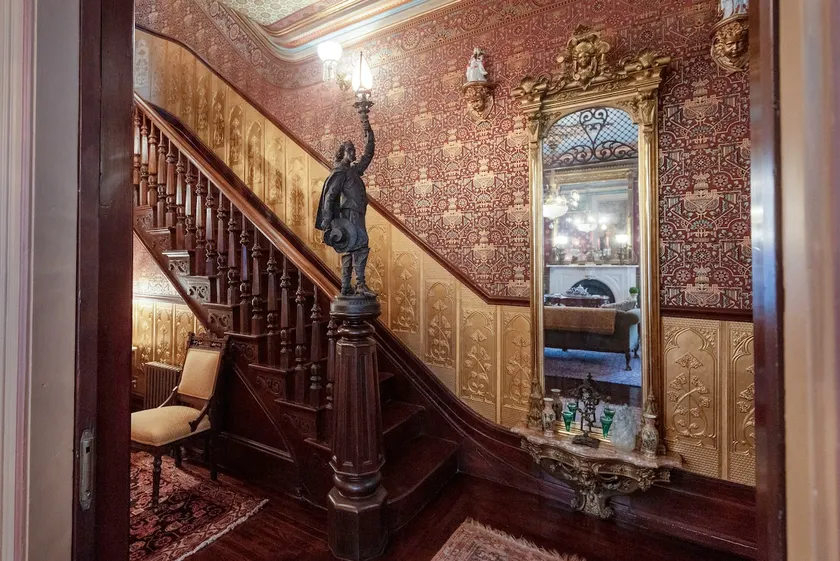 Magnificent Victorian Townhouse with Parking. - Image 1