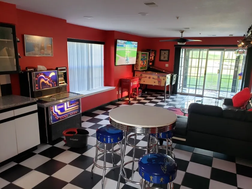 Elvis Experience | Round Bed + Jacuzzi - Image 1