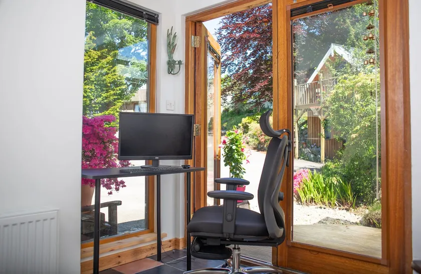 East Annex Apartment: workstation & quiet comfort. - Image 1