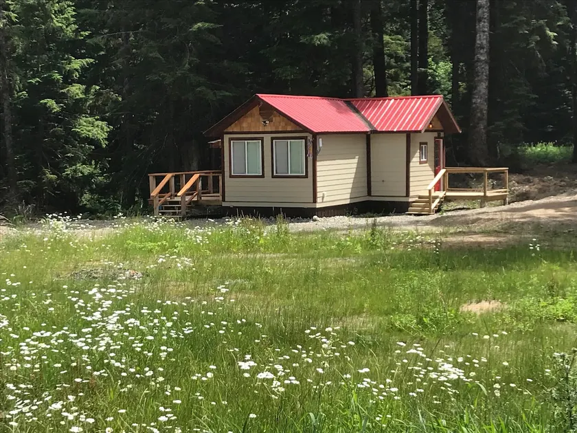 Historical Hunter's Cabin in Terrace -Pet Friendly - Image 1
