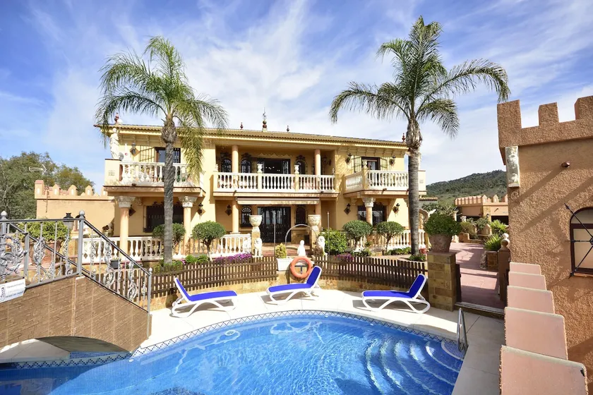 Spectacular villa in Málaga w/ pool and sea views - Image 1