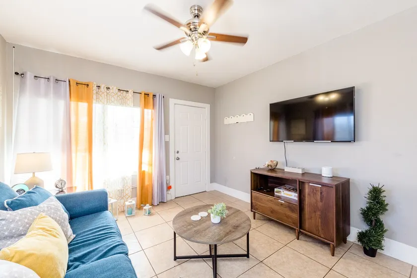 The Comfi Coral - Large 1 Bedroom Studio A - Image 1
