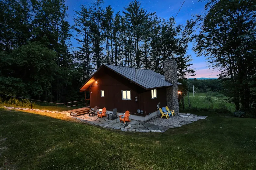 Designer Chalet w/ Mountain Views close to it all - Image 1