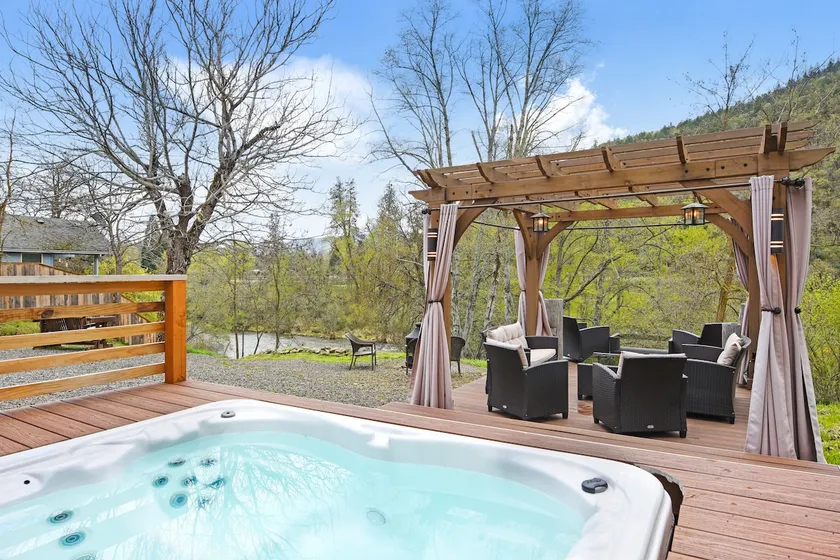 The Sleepy Canoe -  A Cozy River front house near everything in Southern Oregon - Image 1