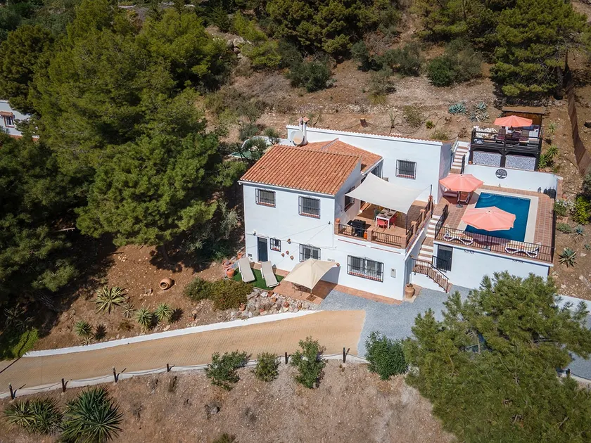 Beautiful 3 bed with pool - stunning views - Image 1