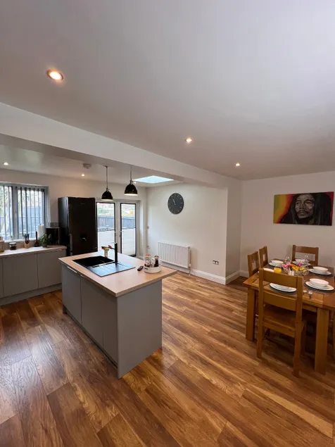 Business/Family 4 Bed/4 Bath Parking +Hot Tub* - Image 1