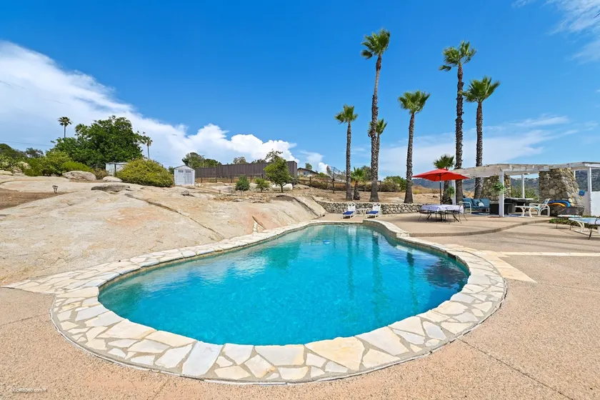 Large 6 Bedrooms on 2 acres w/ POOL, Volleyball - Image 1