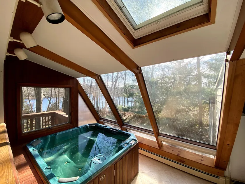 Romantic Lake Cabin, Indoor Hot Tub, 1 hr from NYC - Image 1