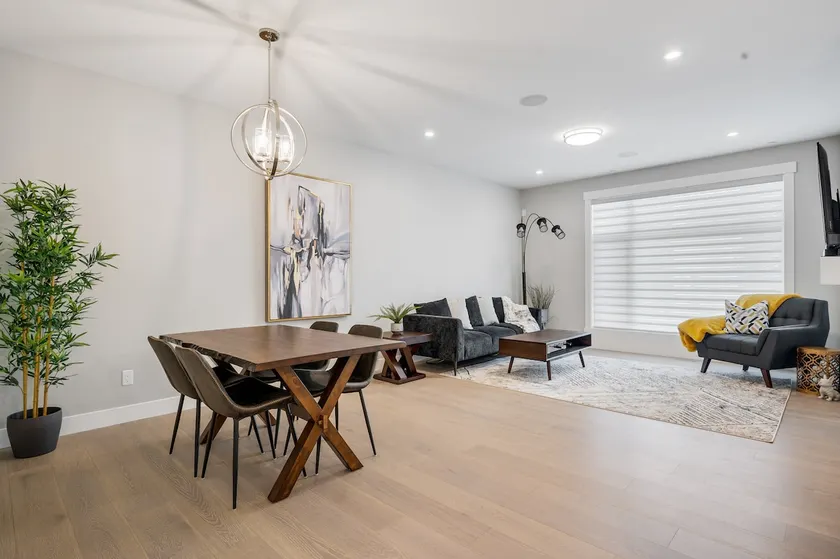 Free Parking, King Bed & South-Facing Deck - Image 1