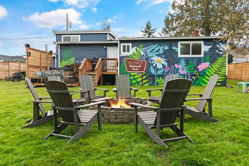 Mountain Chalet Stay Fully Fenced 3BR/2BA Hot Tub - Image 1