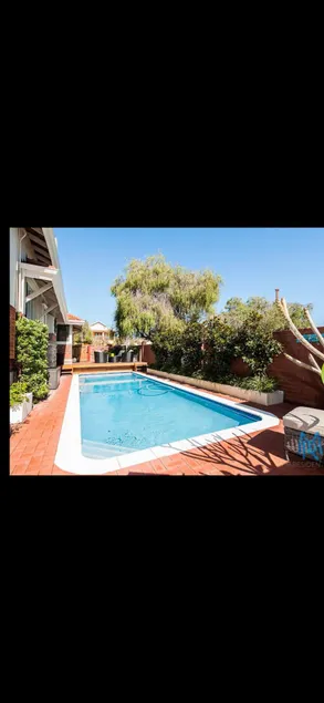 Exec family home w/- self cont studio city views - Image 1