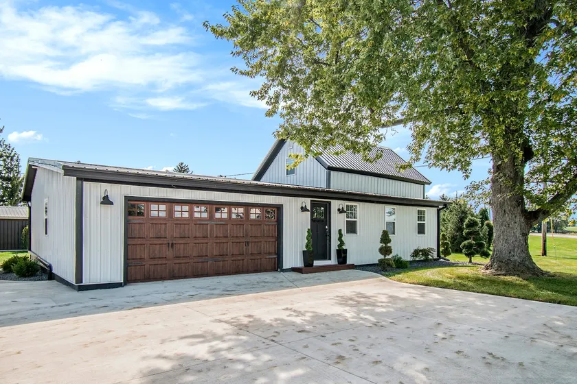 Farmhouse Sleeps 12+ Guests! Starlink Internet! - Image 1